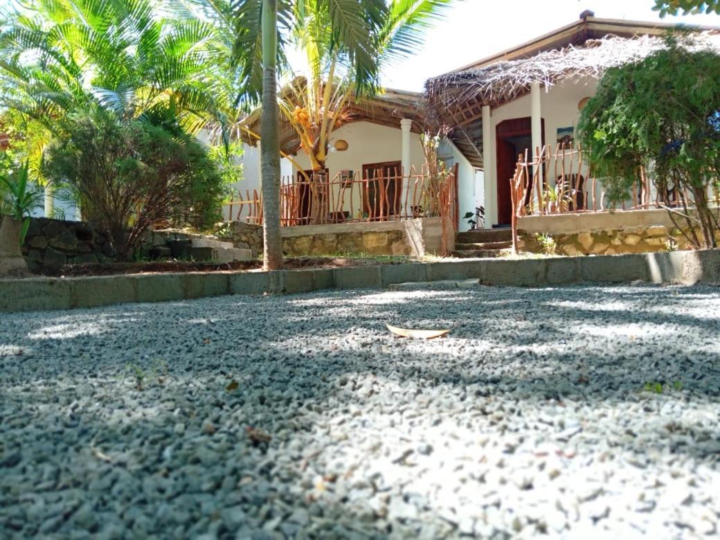 Peacock Garden Bed & Breakfast Тангале Екстериор снимка