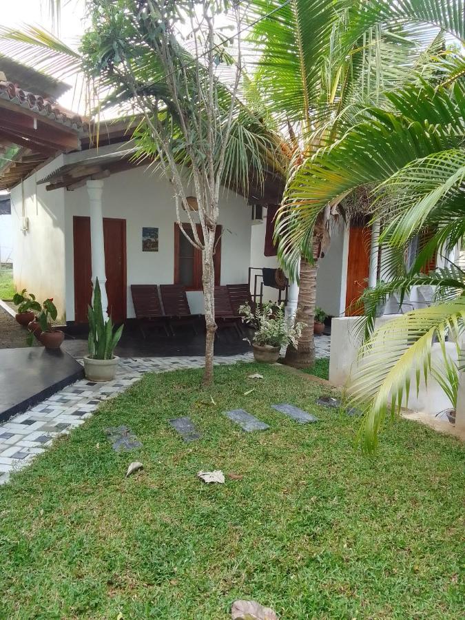 Peacock Garden Bed & Breakfast Тангале Екстериор снимка
