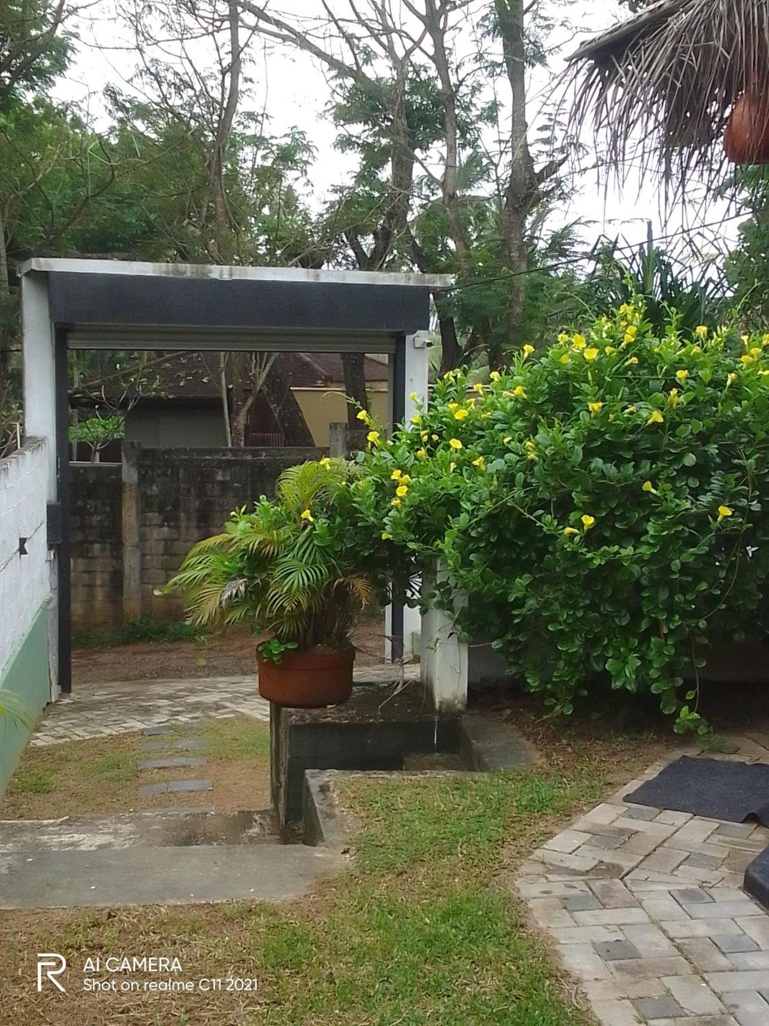 Peacock Garden Bed & Breakfast Тангале Стая снимка